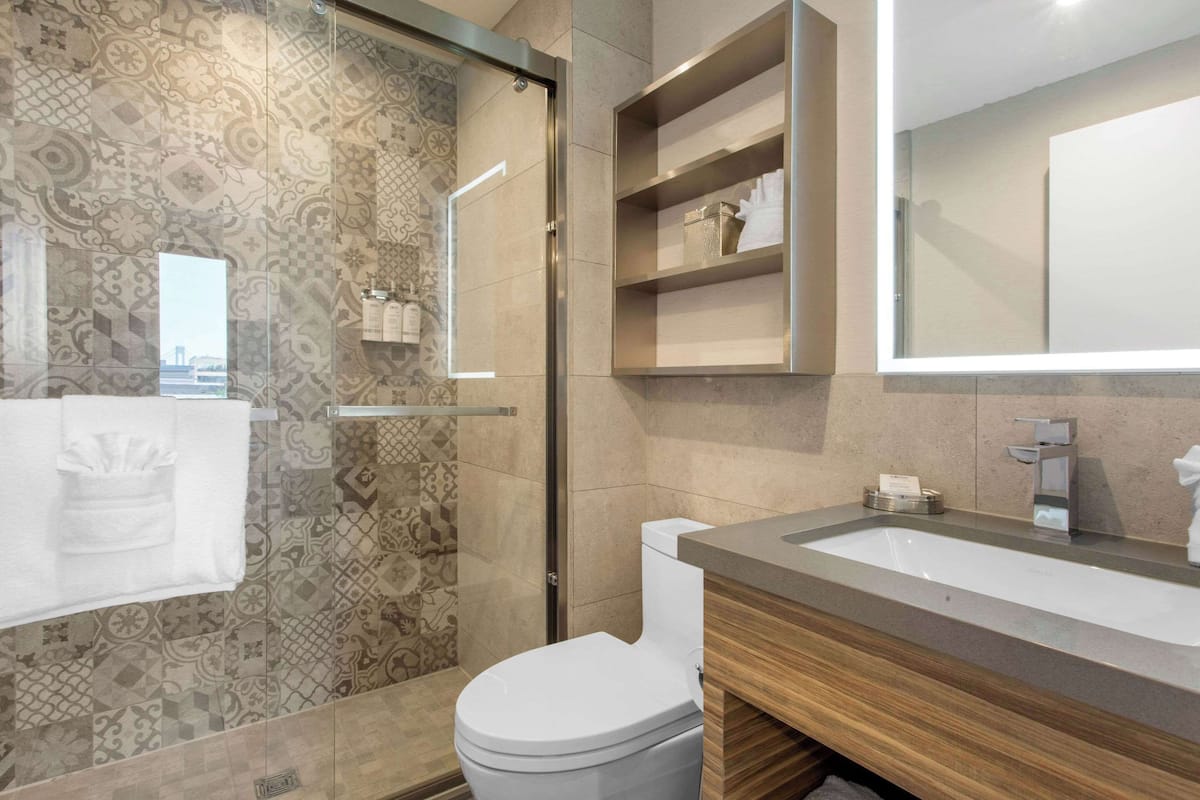 standard room, 1 king bed, non smoking | premium bedding, pillow-top beds, in-room safe, desk