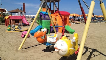 Área de juegos infantiles al aire libre