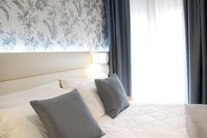 Habitación con 1 cama doble o 2 individuales, balcón | Ropa de cama de alta calidad, minibar, caja fuerte