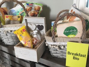 Une sélection de produits de petit-déjeuner sans gluten présentés dans des paniers en osier.