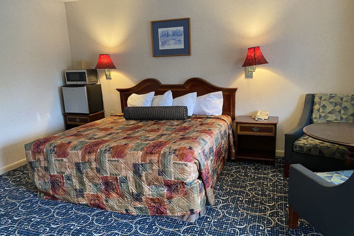 Quarto luxo, 1 cama King | Escrivaninha, Wi-Fi de cortesia, roupa de cama