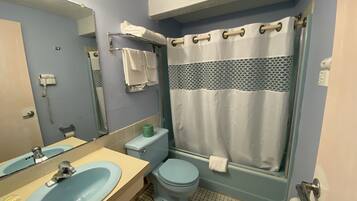 Ein Badezimmer mit Waschbecken, Toilette und Duschvorhang.