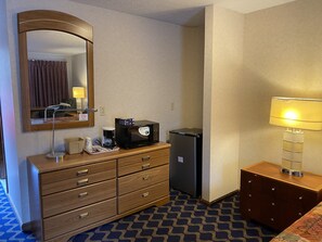 Escritorio, wifi gratis, ropa de cama