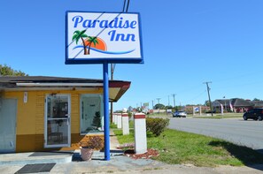 Front of property - Paradise Inn (Bay City)