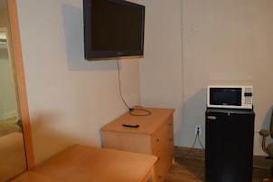 Basic Room, 1 King Bed | Room amenity