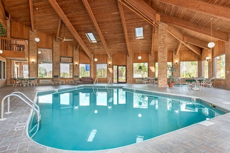 Una piscina techada. Quality Inn Washington Court House
