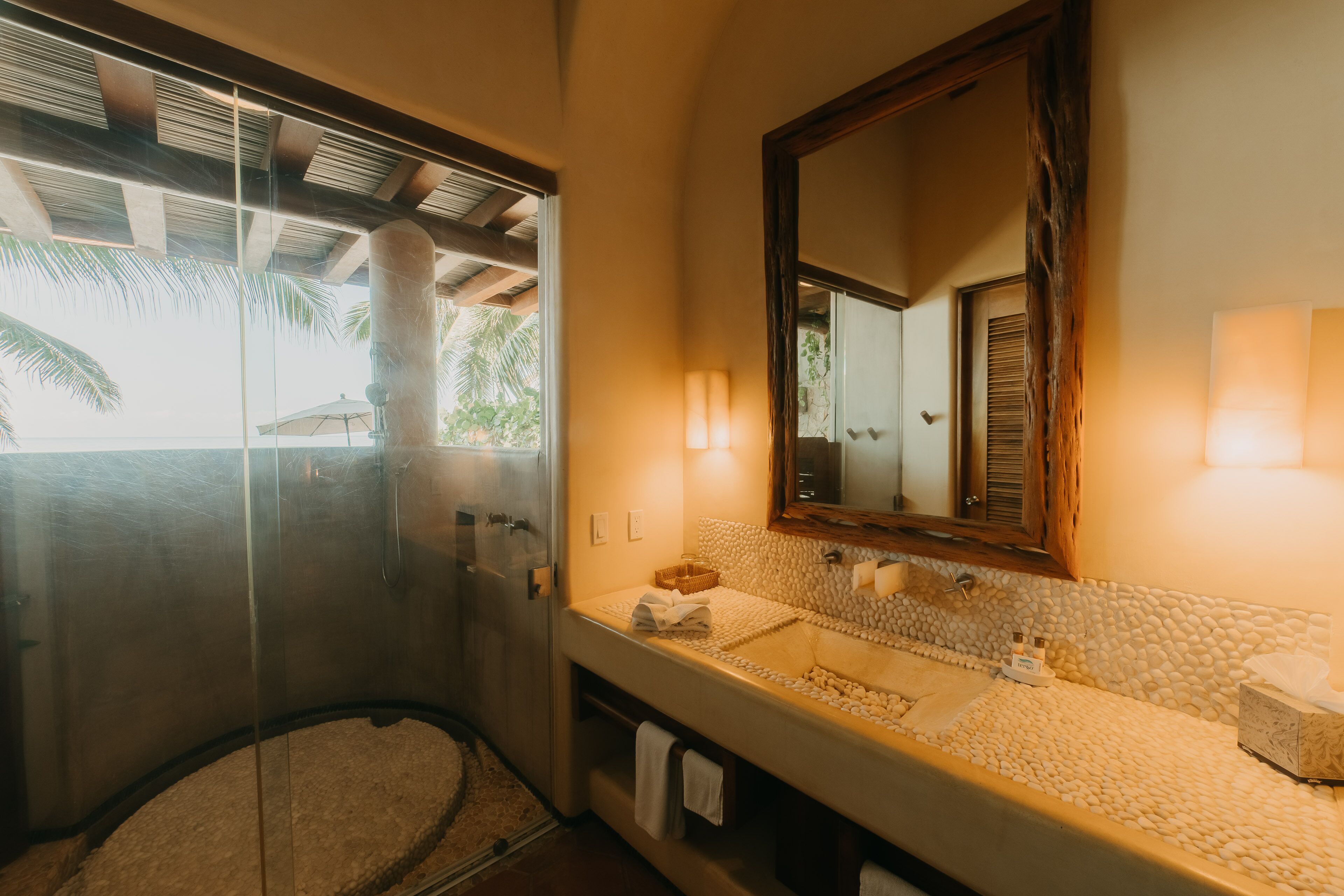 villa de 1 recamara sea view | bathroom | shower, rainfall showerhead, towels, soap