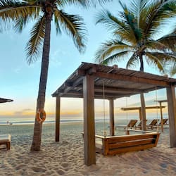 Plage, parasols, serviettes de plage, bar de plage