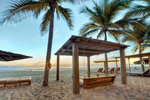 On the beach, beach umbrellas, beach towels, beach bar - Las Palmas Luxury Villas (Zihuatanejo)