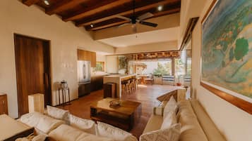 Villa Deluxe Family Stay - Sea View. | Khu phòng khách | TV màn hình phẳng 30-cm có truyền hình vệ tinh, TV