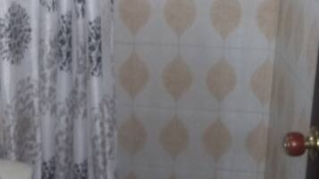 Single Room | Bathroom | Shower, rainfall showerhead, towels