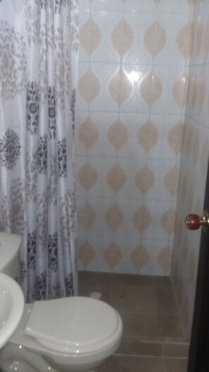 Single Room | Bathroom | Shower, rainfall showerhead, towels - Hotel Portal del Valle (Cartago)