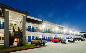 Fachada de la propiedad por la tarde o noche