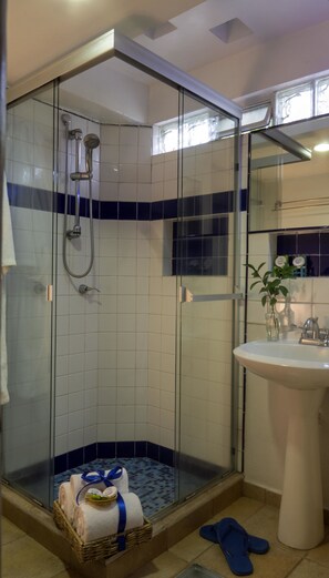 Comfort Suite | Bathroom | Shower, free toiletries, hair dryer, towels