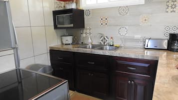 Appartement Confort, 1 chambre, vue sur la montagne | Cuisine privée | Réfrigérateur, four à micro-ondes, un four, surface de cuisson