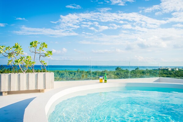 Outdoor spa tub - Suites Cielo y Mar (Playa del Carmen)