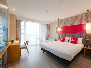 Escritorio, cortinas opacas, sistema de insonorización y wifi gratis