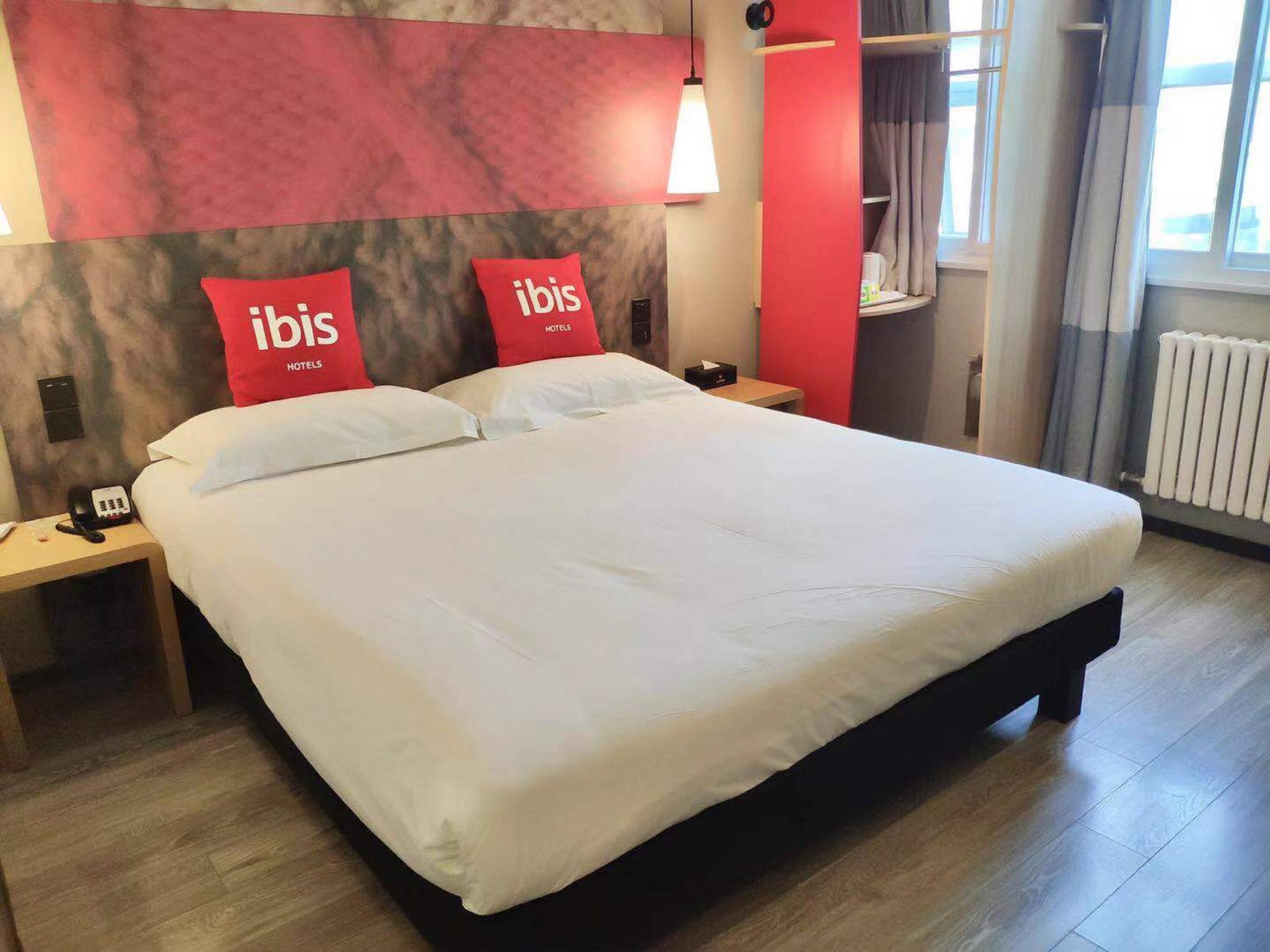 Quarto casal superior | Individualmente decorados, escrivaninha