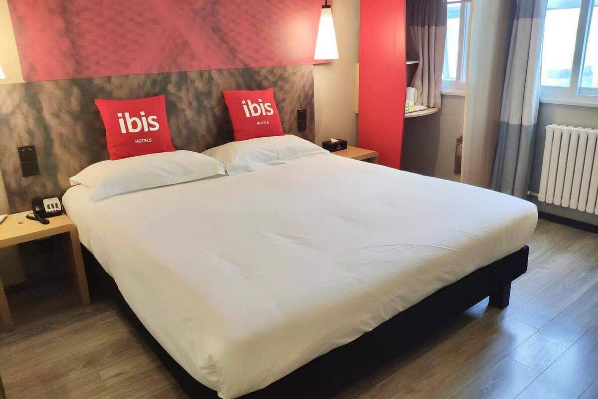 Quarto casal superior | Individualmente decorados, escrivaninha