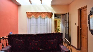 独特独立别墅, 4 间卧室, 露台 | 起居区 | 平板电视、乒乓球