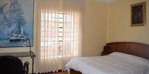 Exclusive-Haus, 4 Schlafzimmer, Terrasse | 1 Schlafzimmer, Minibar, Schreibtisch, kostenloses WLAN