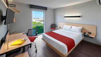 Escritorio, tabla de planchar con plancha, wifi gratis y ropa de cama