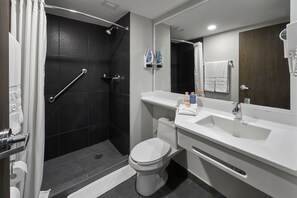 Shower, free toiletries, hair dryer, towels - City Express by Marriott Monterrey Lindavista (Guadalupe)