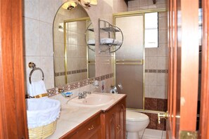 Shower, free toiletries, towels - Cusco Golden Peru Inn (Cusco)