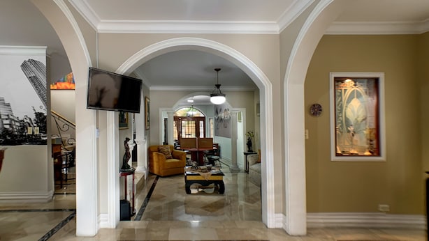 A spacious living area with high ceilings, a marble floor, and a large painting on the wall. - Cesar's House Guayaquil (Guayaquil)