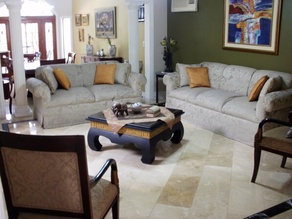 Coin salon dans le hall