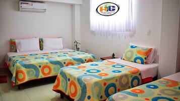 Triple Room | Desk, soundproofing, iron/ironing board, free WiFi