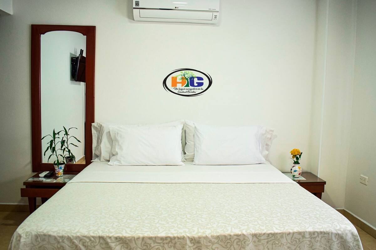 Habitación doble estándar | Escritorio, insonorización, tabla de planchar con plancha y wifi gratis
