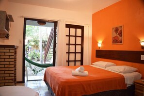 Individually decorated, individually furnished, desk, iron/ironing board - Pousada Vila Dos Coqueiros (Imbituba)