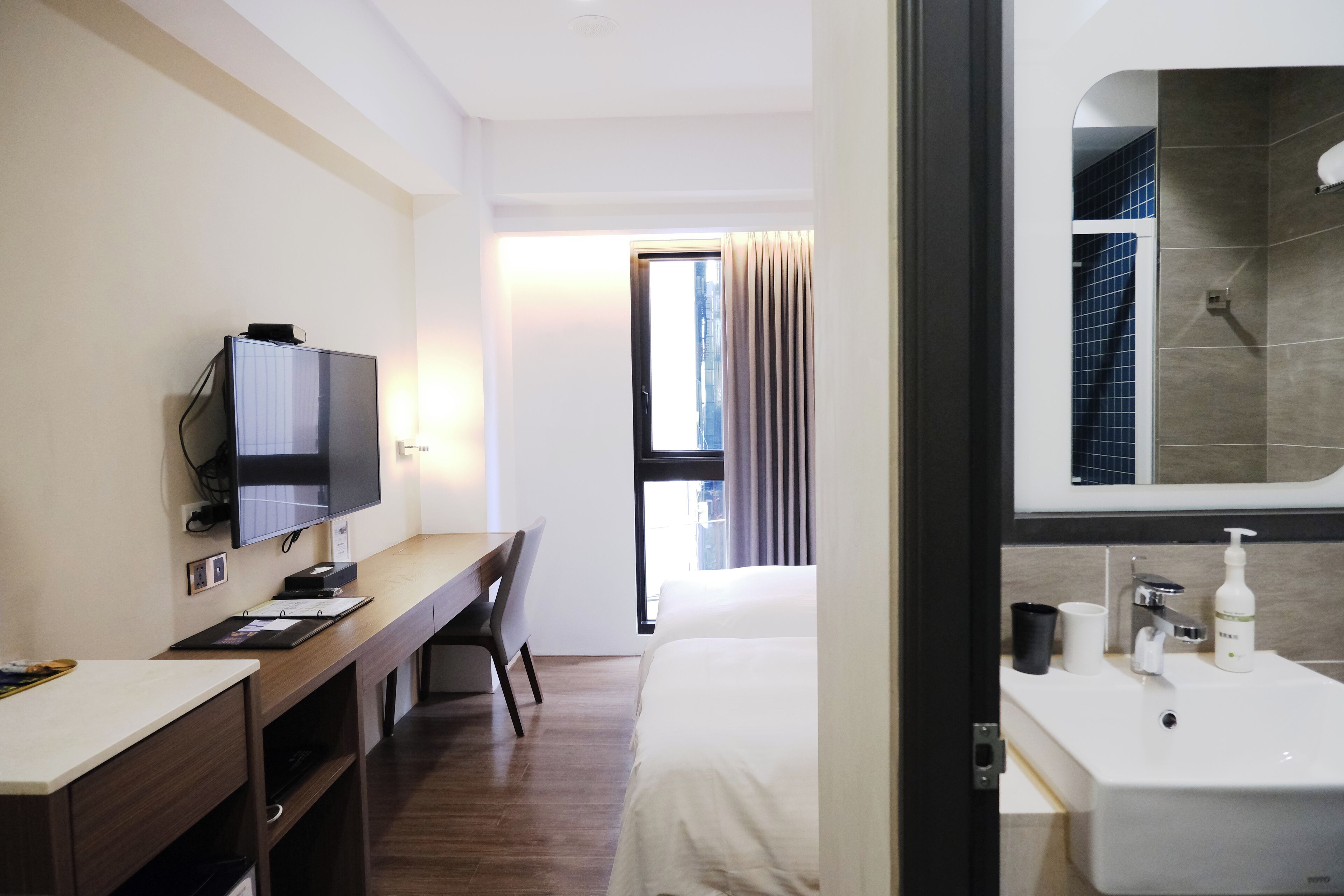 Standard tvåbäddsrum - 2 enkelsängar - utsikt mot staden | Skrivbord, mörkläggningsgardiner, ljudisolering och gratis wi-fi