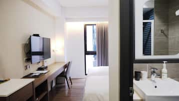 Standard tvåbäddsrum - 2 enkelsängar - utsikt mot staden | Skrivbord, mörkläggningsgardiner, ljudisolering och gratis wi-fi