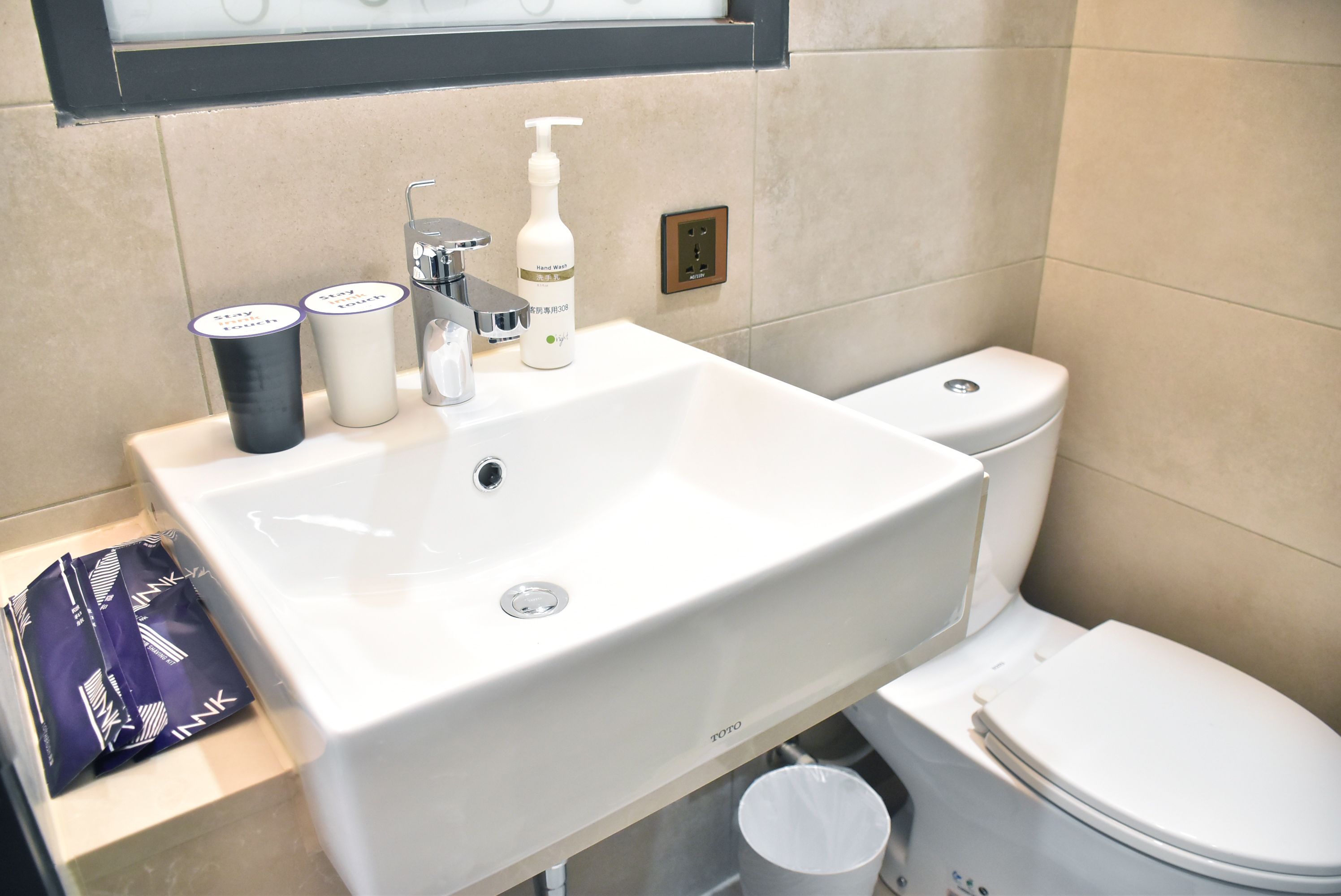 economy double room, 1 double bed | bathroom | shower, free toiletries, hair dryer, slippers