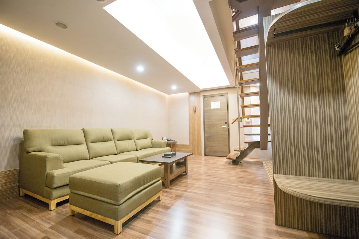 Deluxe Loft, Multiple Beds, Patio, City View | Living area