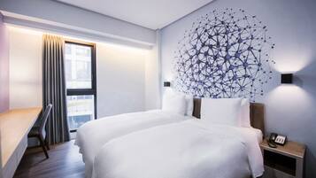 Standaard Twin kamer, 2 eenpersoonsbedden, uitzicht op de stad | Een bureau, verduisterende gordijnen, geluiddichte muren, gratis wifi