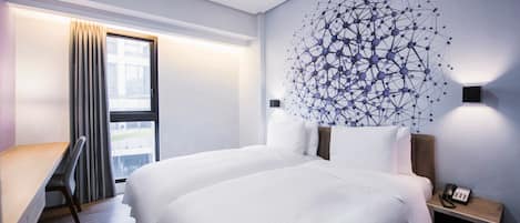 Escritorio, cortinas blackout, sistema de insonorización y wifi gratis