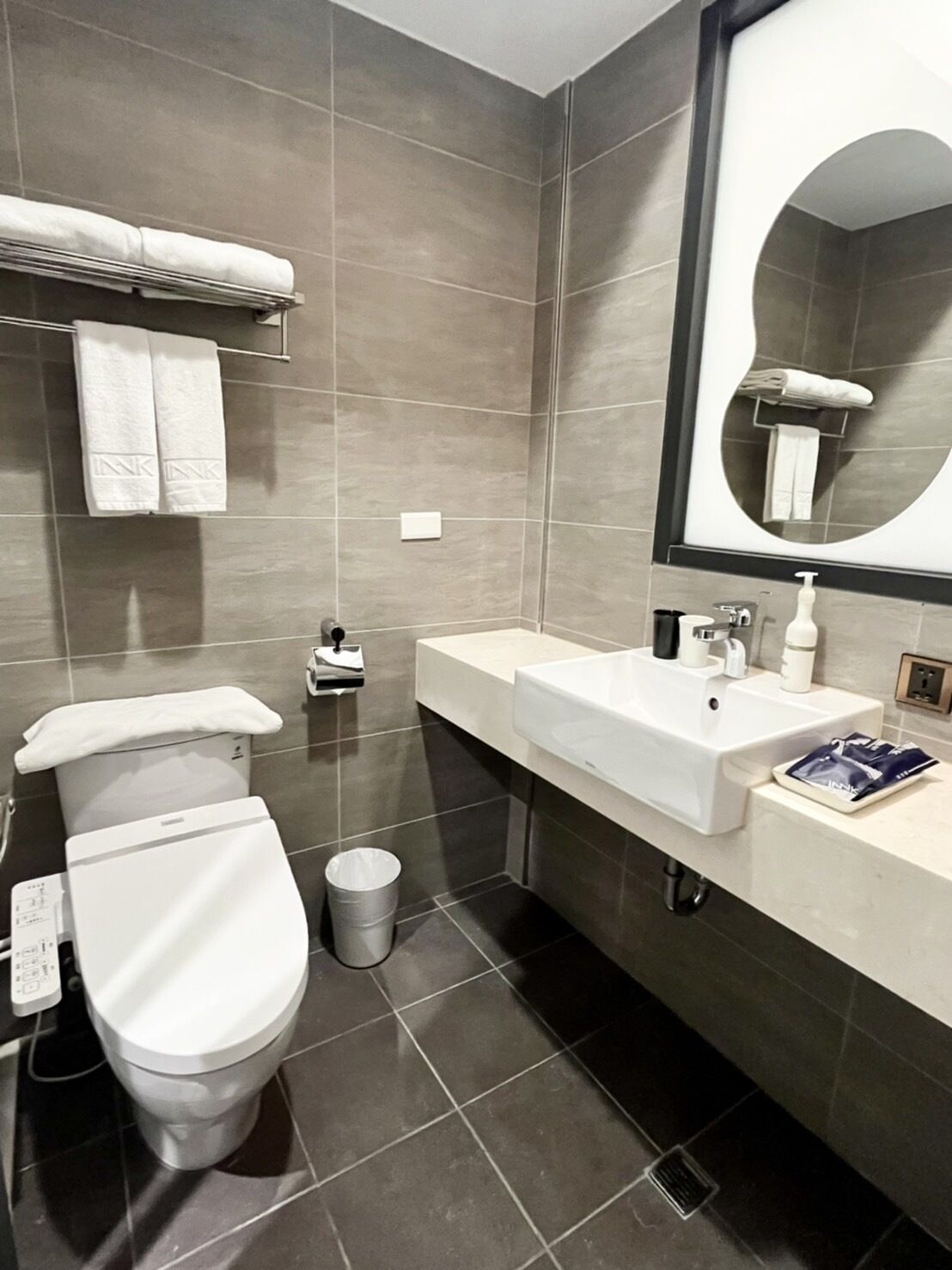 deluxe double room, 1 king bed, city view | bathroom | shower, free toiletries, hair dryer, slippers