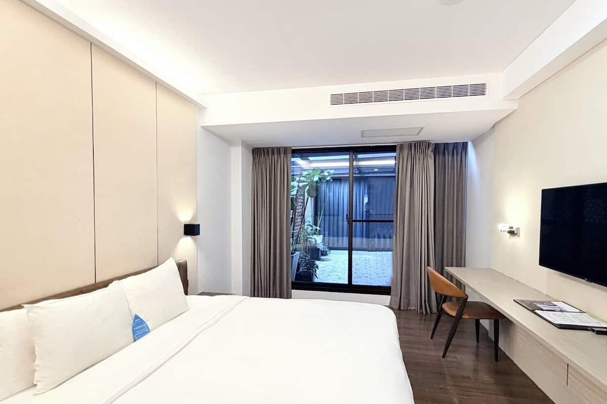 Deluxe Room, 2 Bedrooms, Balcony | Meja, langsir/tirai gelap terus, kalis bunyi, Wi-fi percuma