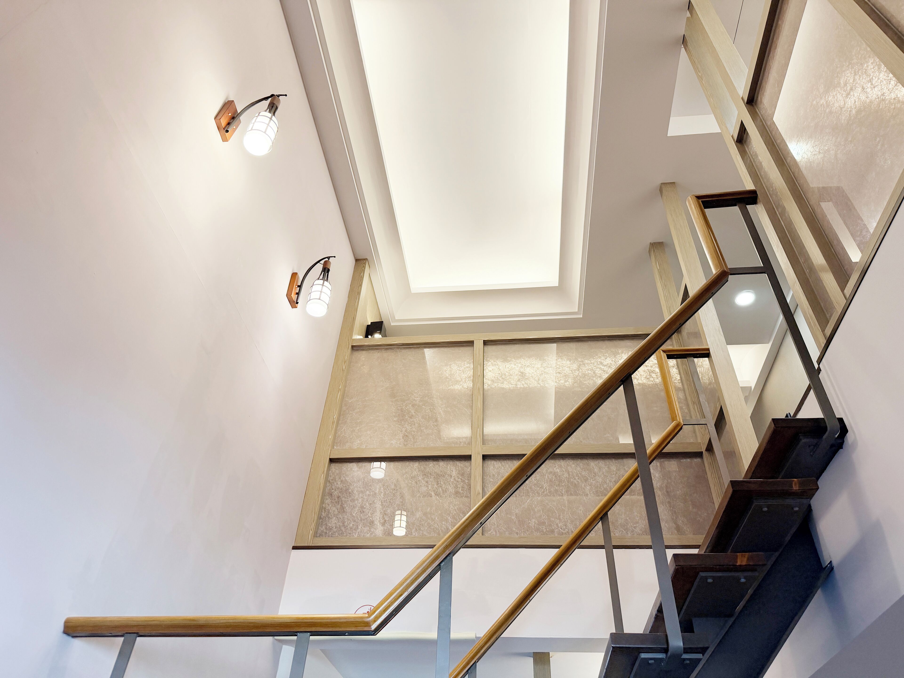 Loftsrom – deluxe, flere senger, terrasse, byutsikt | Oppholdsområde | En 0-tommers smart-TV med digitale kanaler samt Netflix