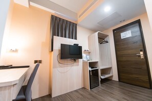 Escritorio, cortinas blackout, sistema de insonorización y wifi gratis 