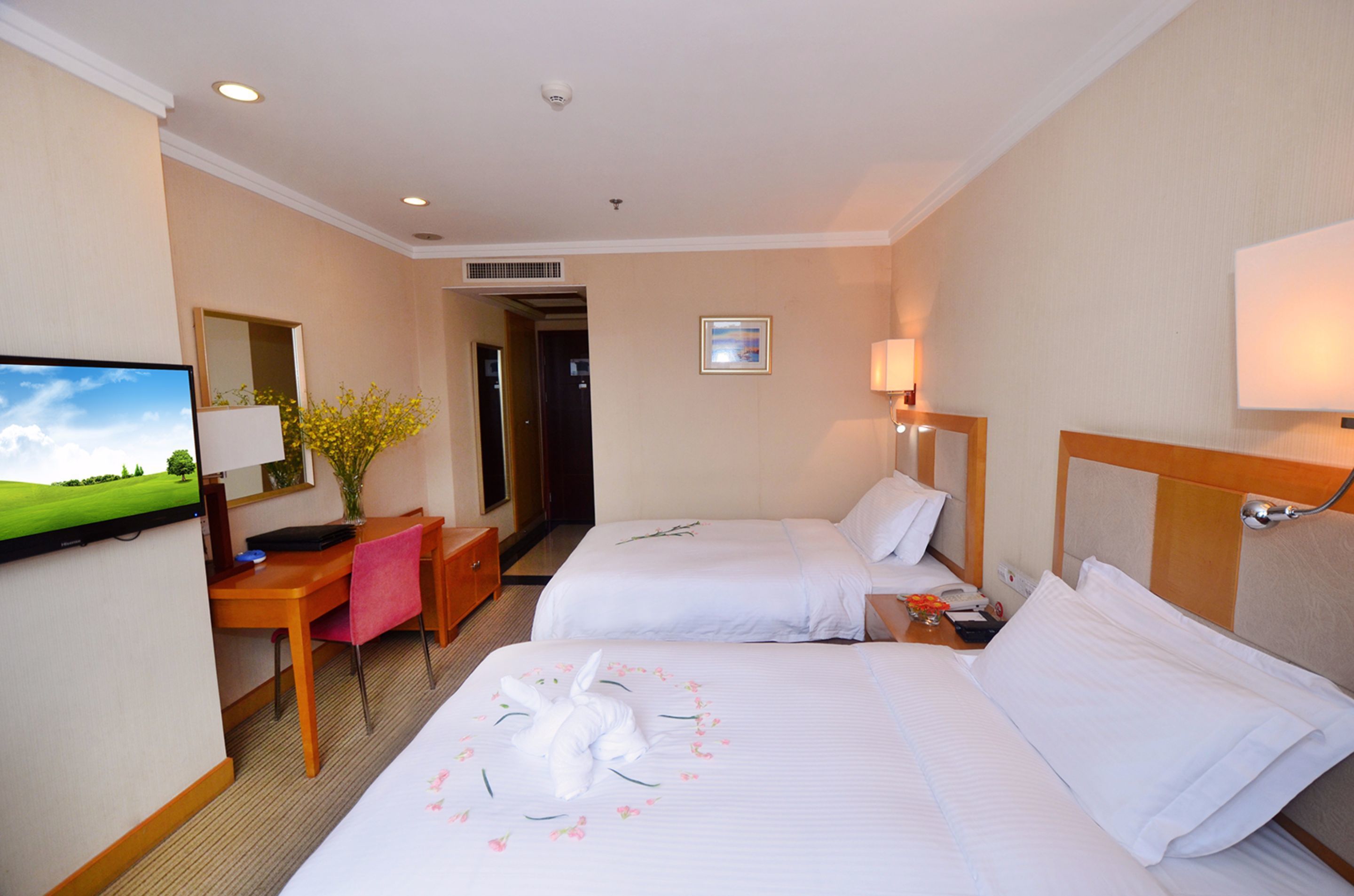 standard room, 1 bedroom | in-room safe, desk, blackout curtains, iron/ironing board