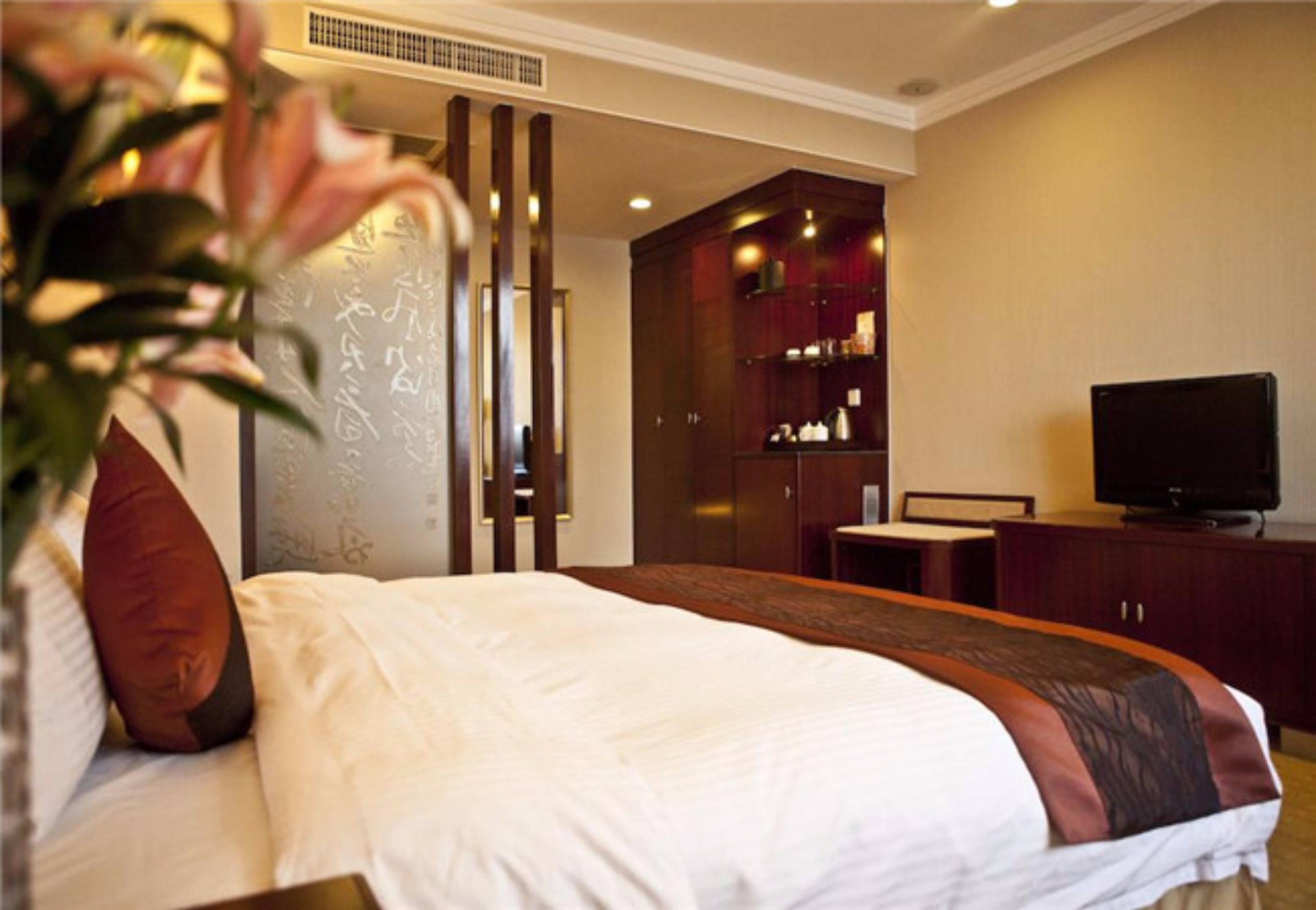 executive double room | in-room safe, desk, blackout curtains, iron/ironing board