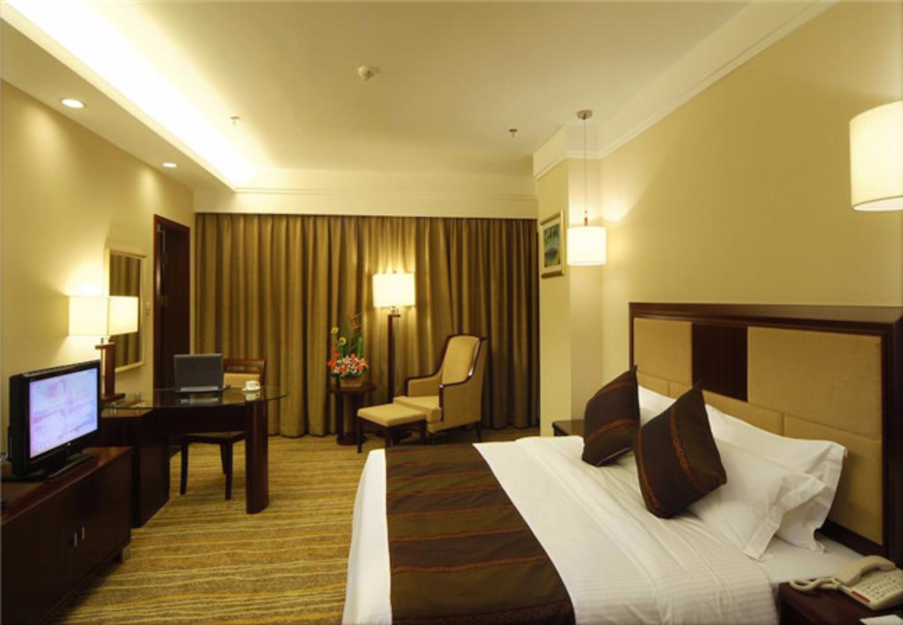 executive double room | in-room safe, desk, blackout curtains, iron/ironing board