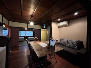 Traditional-Haus | Wohnbereich | Flachbildfernseher