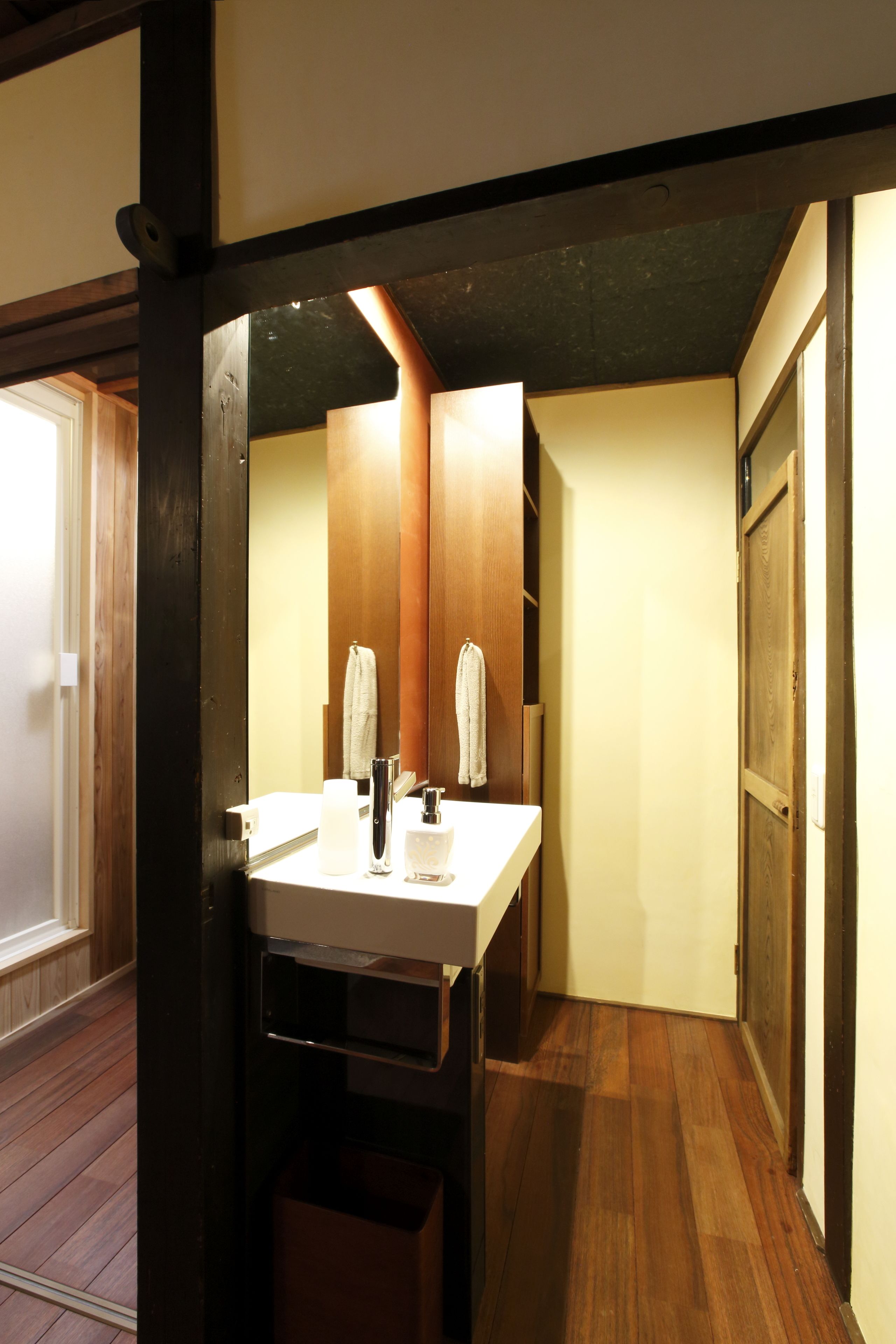 Traditional House | Bathroom | Separate tub and shower, free toiletries, hair dryer, slippers