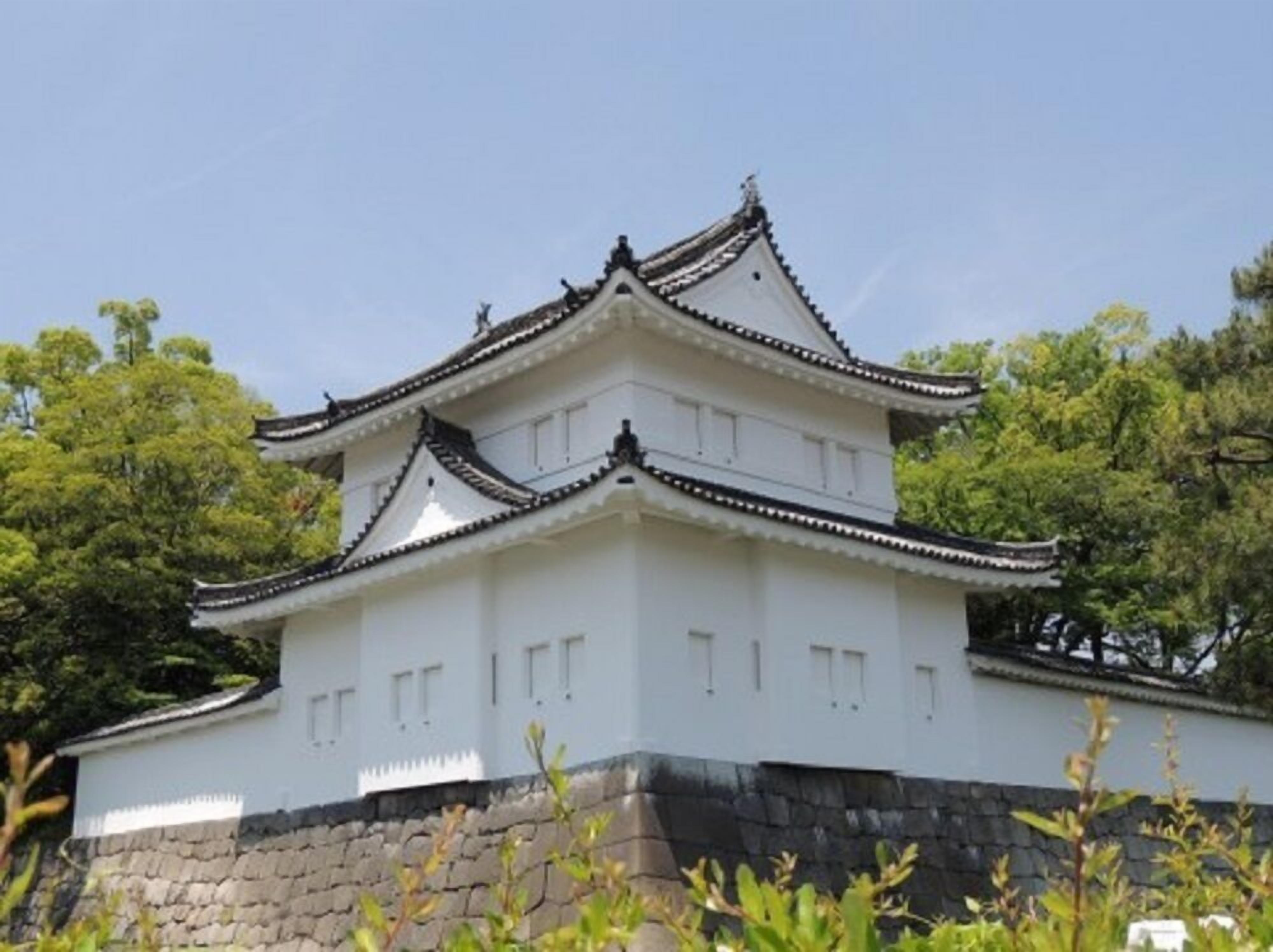 Un château japonais traditionnel, doté de plusieurs niveaux et d’une façade blanche.