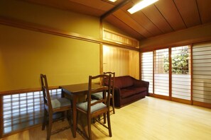 Traditional-Haus (Momiji-an) | Wohnbereich | Flachbildfernseher